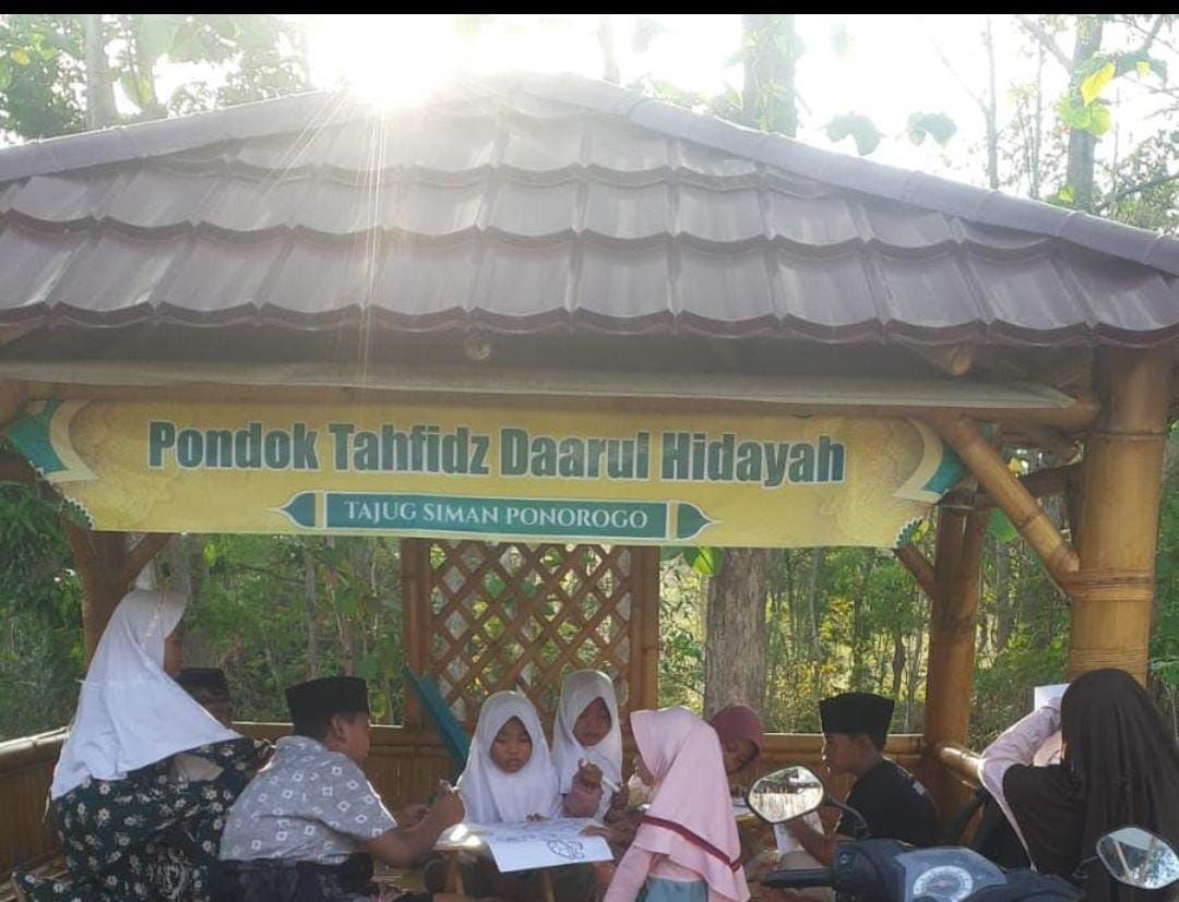 Santri Belajar di Ruang Sementara